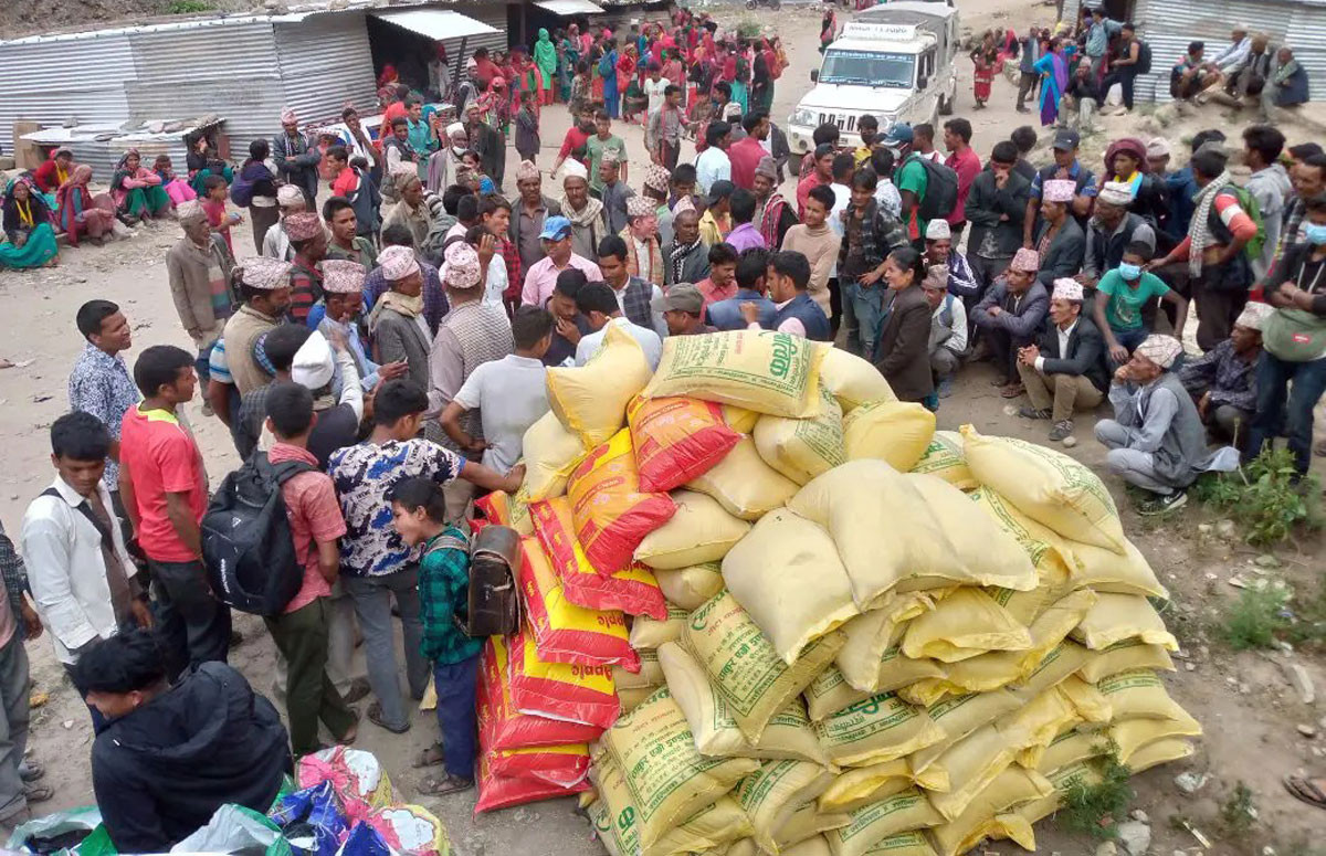 बाढीपहिरो प्रभावितलाई राहत वितरण