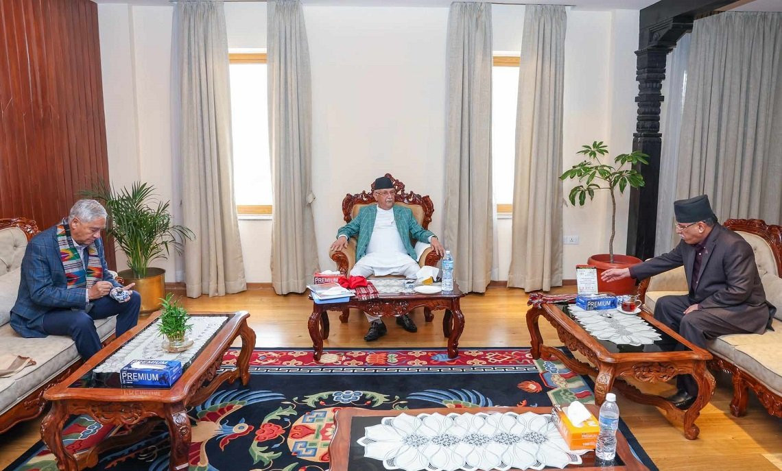 देउवा र प्रचण्डको बालुवाटारमा प्रधानमन्त्रीसँग छलफल