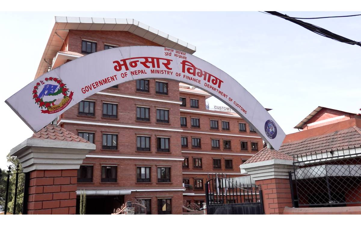 नेपालको वैदेशिक व्यापारघाटा २०८१/८२ मा १५ खर्ब २७ अर्ब