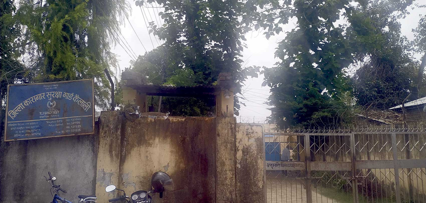 वर्सातमा कैदीबन्दीको बास त्रिपालमुनि