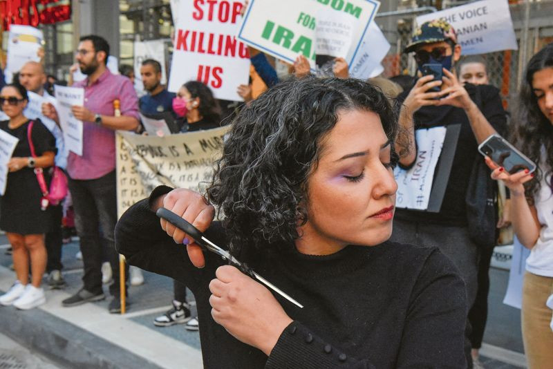 इरानमा कपाल देखाएर दही किन्न गएका दुई महिला पक्राउ