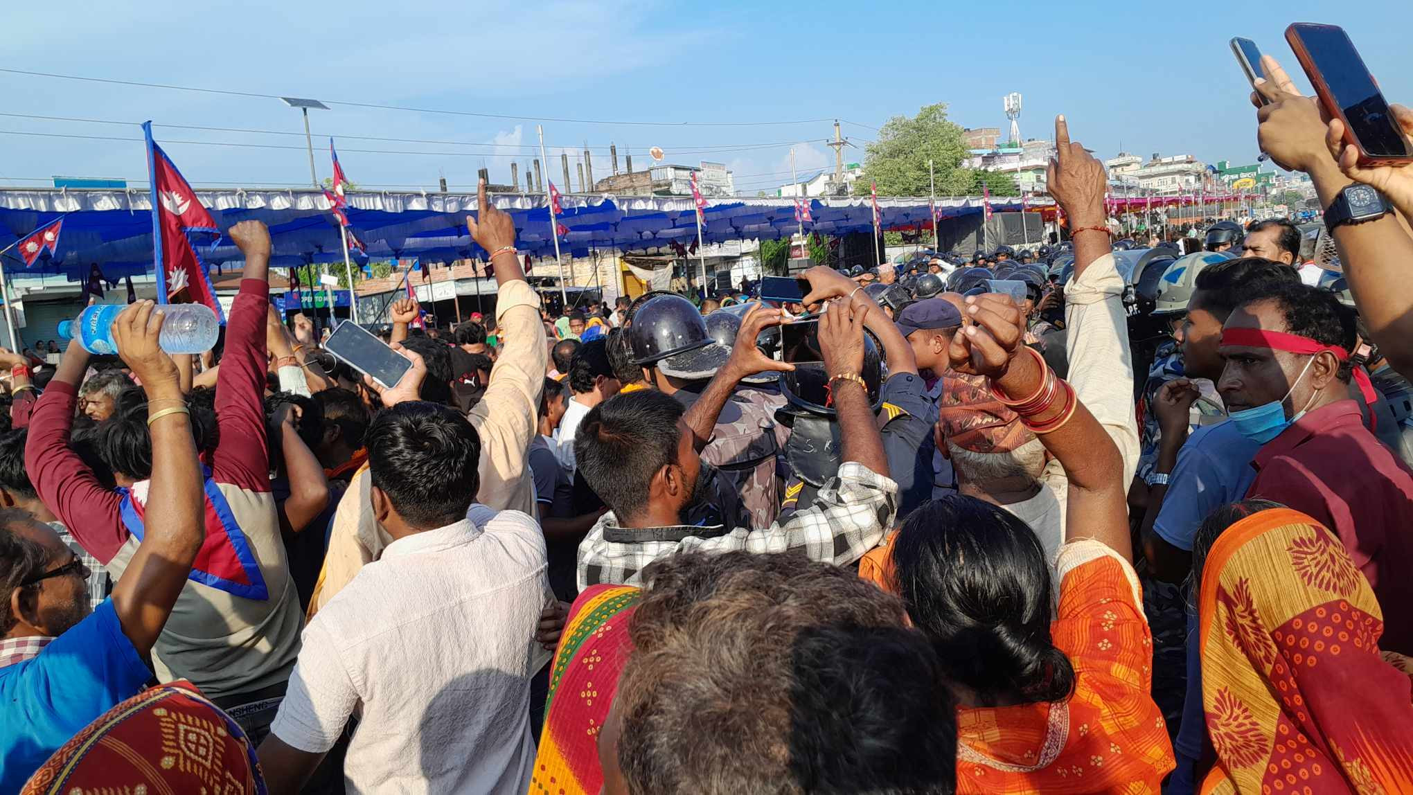 सर्लाहीमा दुर्गा प्रसाईंका समर्थकले गरे राजमार्ग अवरुद्ध