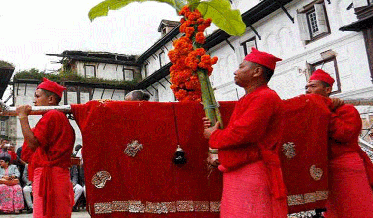 बडादशै अन्र्तगत नवरात्रको सातौँ दिन आज पूजा कोठा वा दशैँ घरमा फूलपाती भित्र्याइँदै