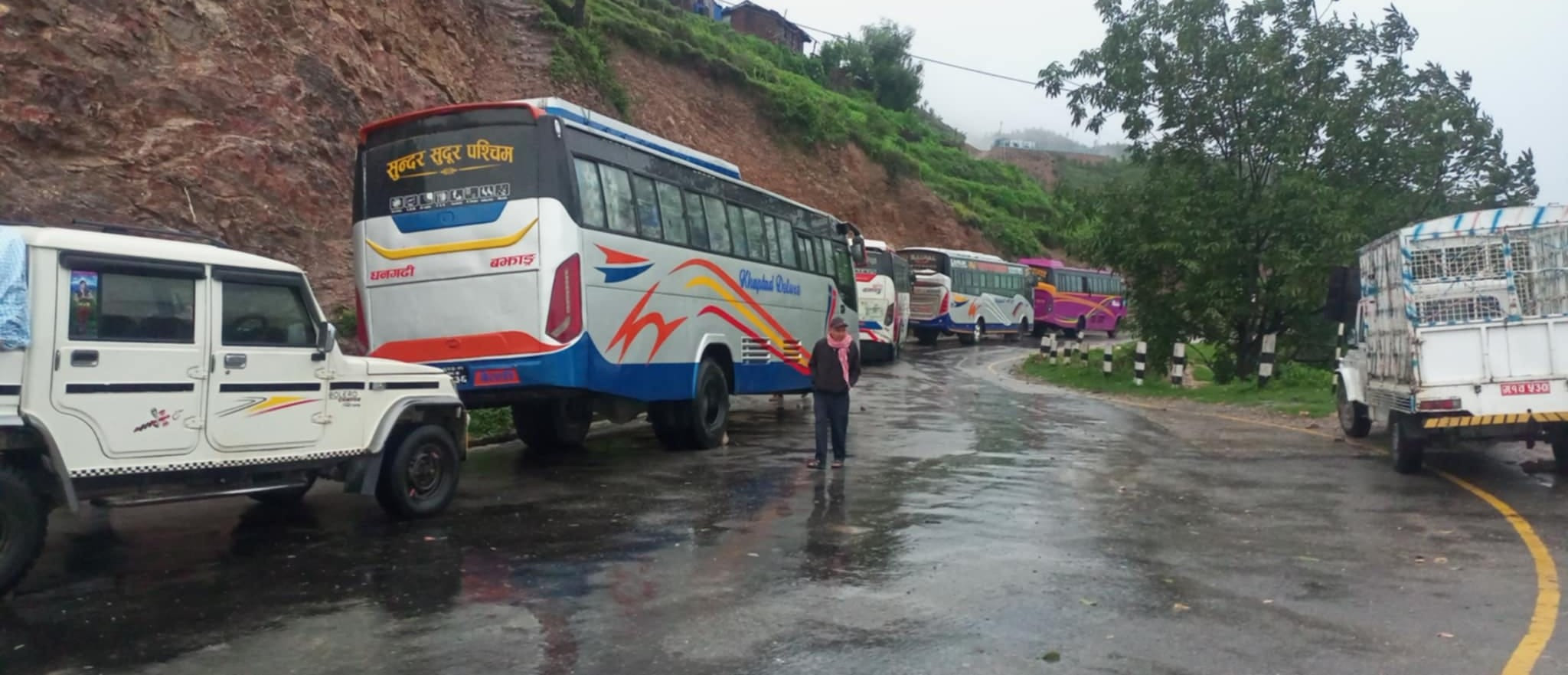 अवरुद्ध जयपृथ्वी राजमार्ग १३ घण्टापछि खुल्यो