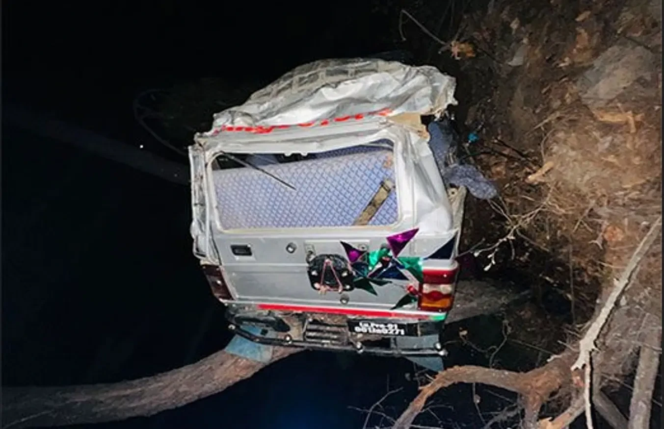 सल्यानमा जन्ती बोकेको गाडी दुर्घटना हुँदा तीन जनाको मृत्यु