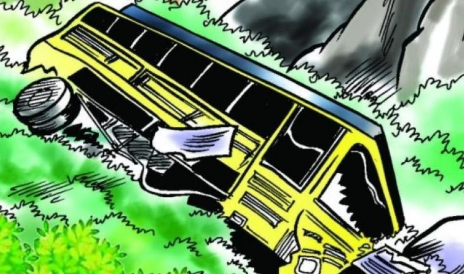 दाङबाट काठमाडौं जाँदै गरेको बस सैनामैनामा दुर्घटना