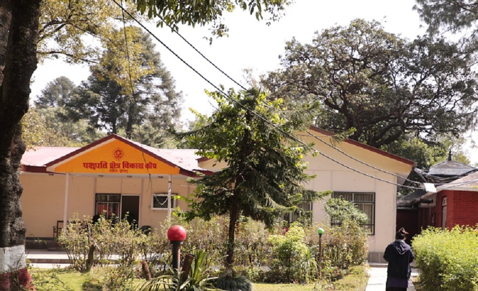 पशुपति क्षेत्रका अवैध संरचनामा डोजर लगाइँदै