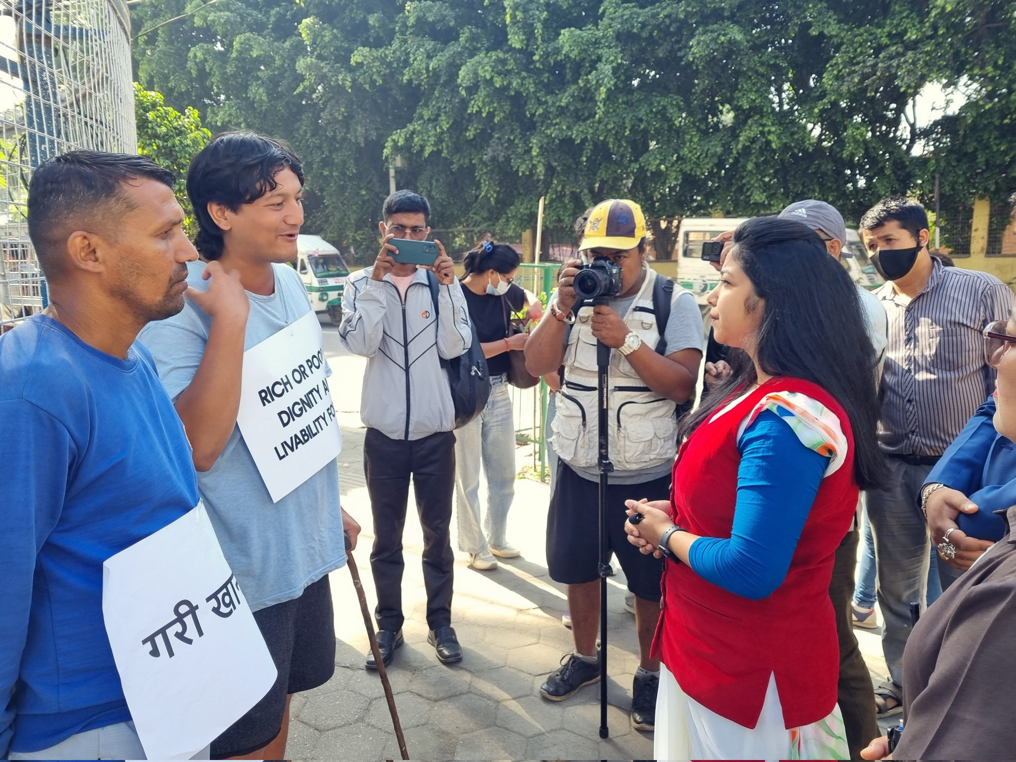 उपमेयर सुनीता उभिइरहेका ईःलाई भेट्न पुगिन्