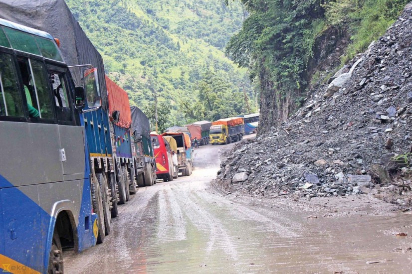 नारायणगढ–मुग्लिन सडक दुईतर्फी नै अवरुद्ध