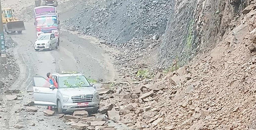 मुग्लिन-नारायणगढ खण्डमा गुडिरहेको कारमाथि ढुंगा खस्‍यो