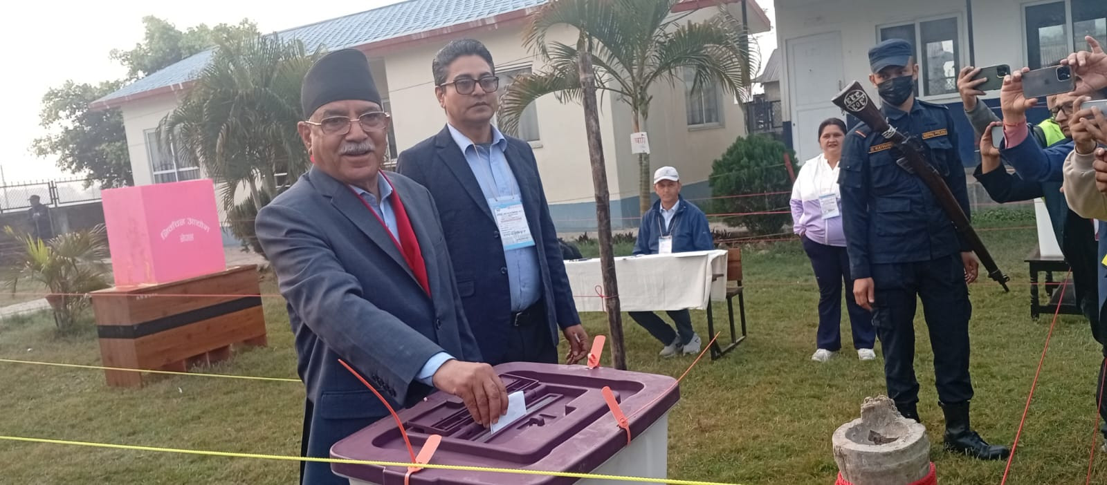 पुष्पकमल दाहाल ‘प्रचण्ड’ले चितवनबाट मतदान गरि,रोल्पा प्रस्थान गरे