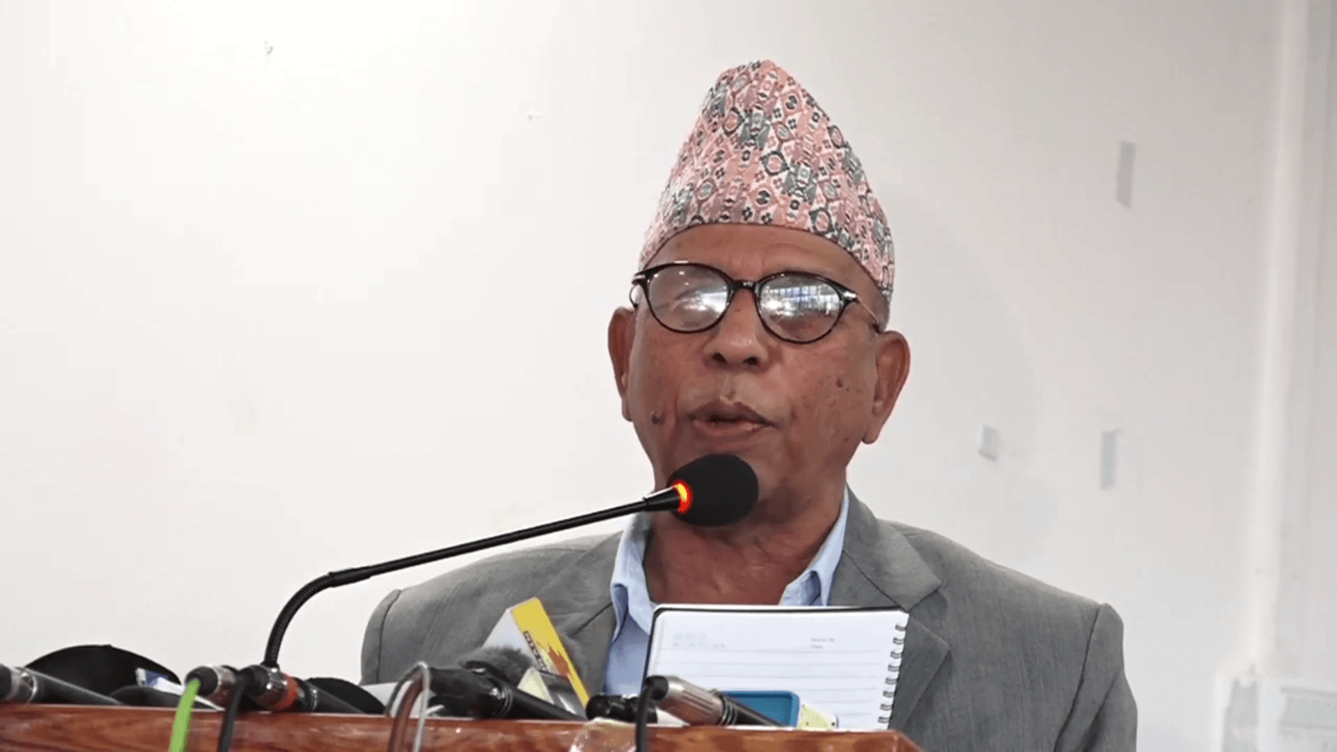 बाँझो जमिनमा सामूहिक खेती र सहकारी खेती गरिनेछः मन्त्री भुसाल