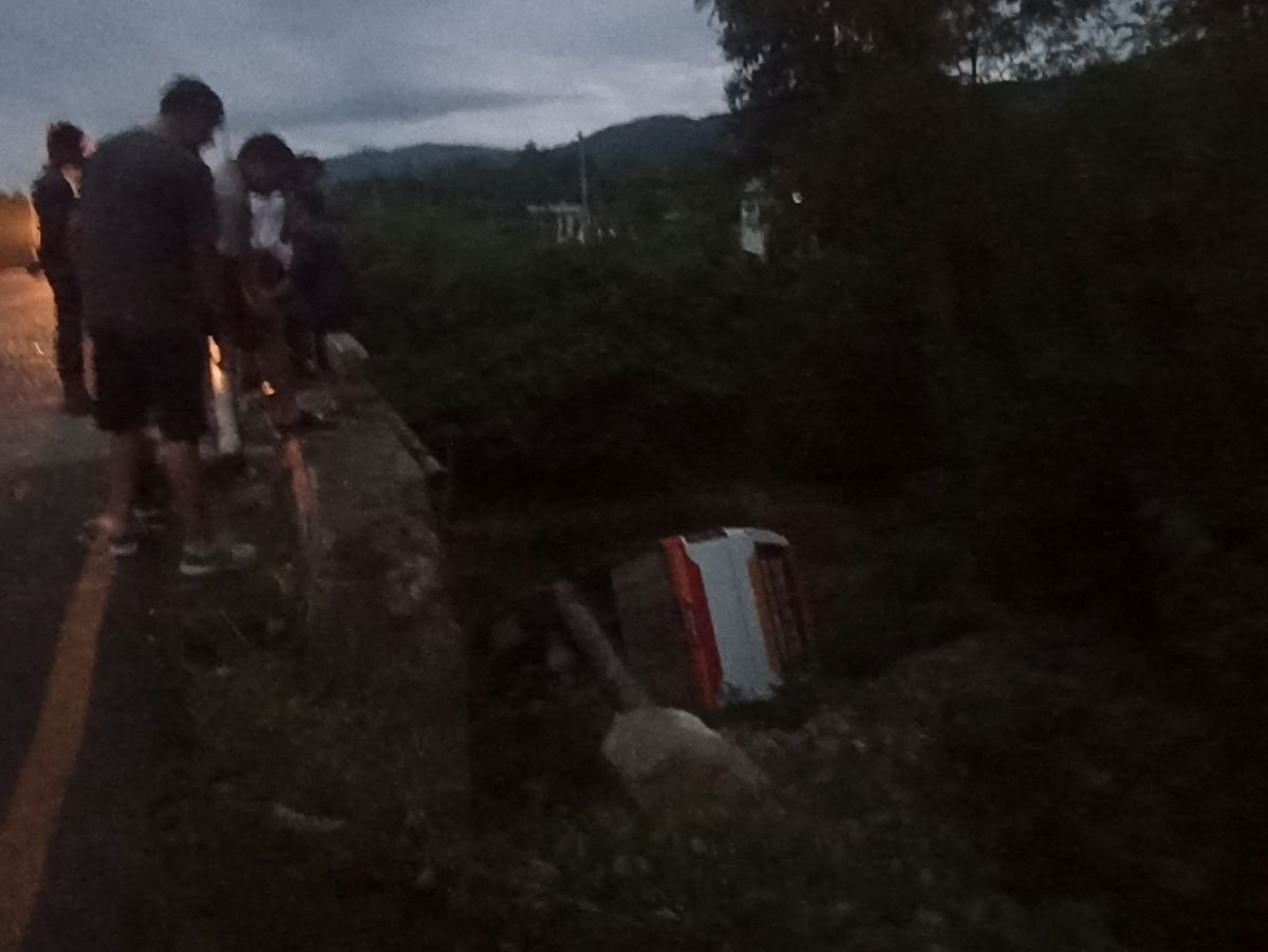 पोखराबाट सुर्खेत जाँदै गरेको बस दाङमा दुर्घटना