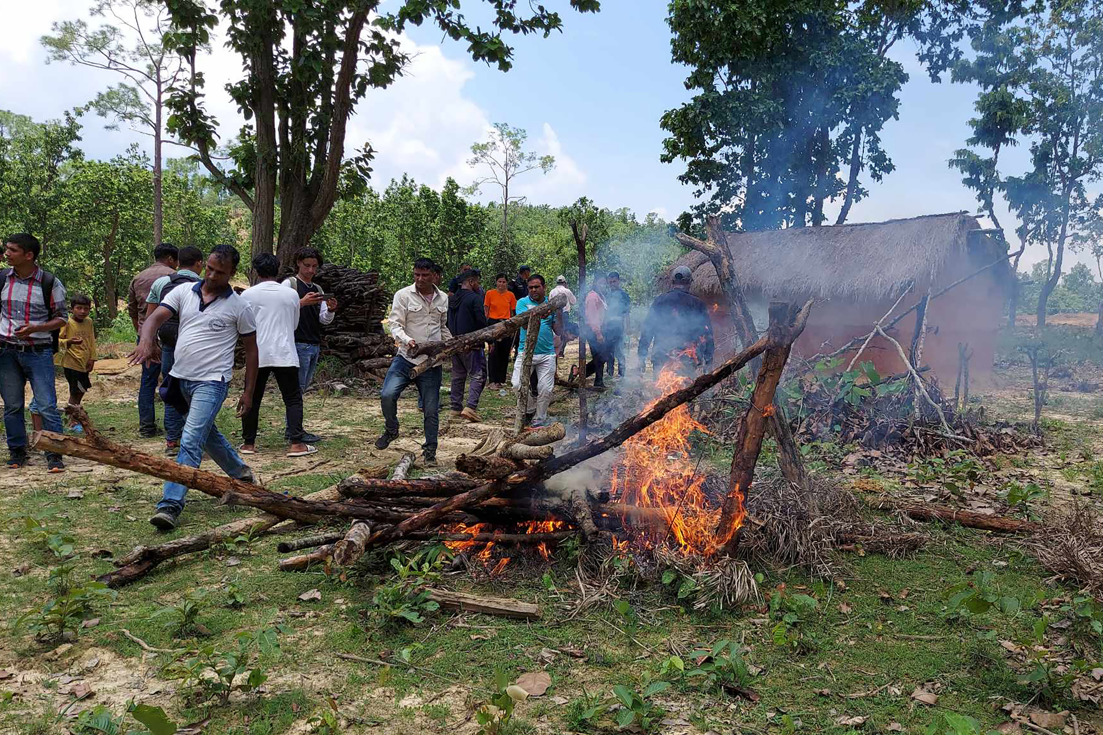 अवैध रुपमा बनेका घरटहरा भत्काइँदै