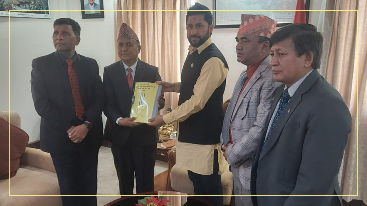 जाँचबुझ आयोगले गृहमन्त्री लामिछानेलाई बुझायो सुन तस्करीको प्रतिवेदन
