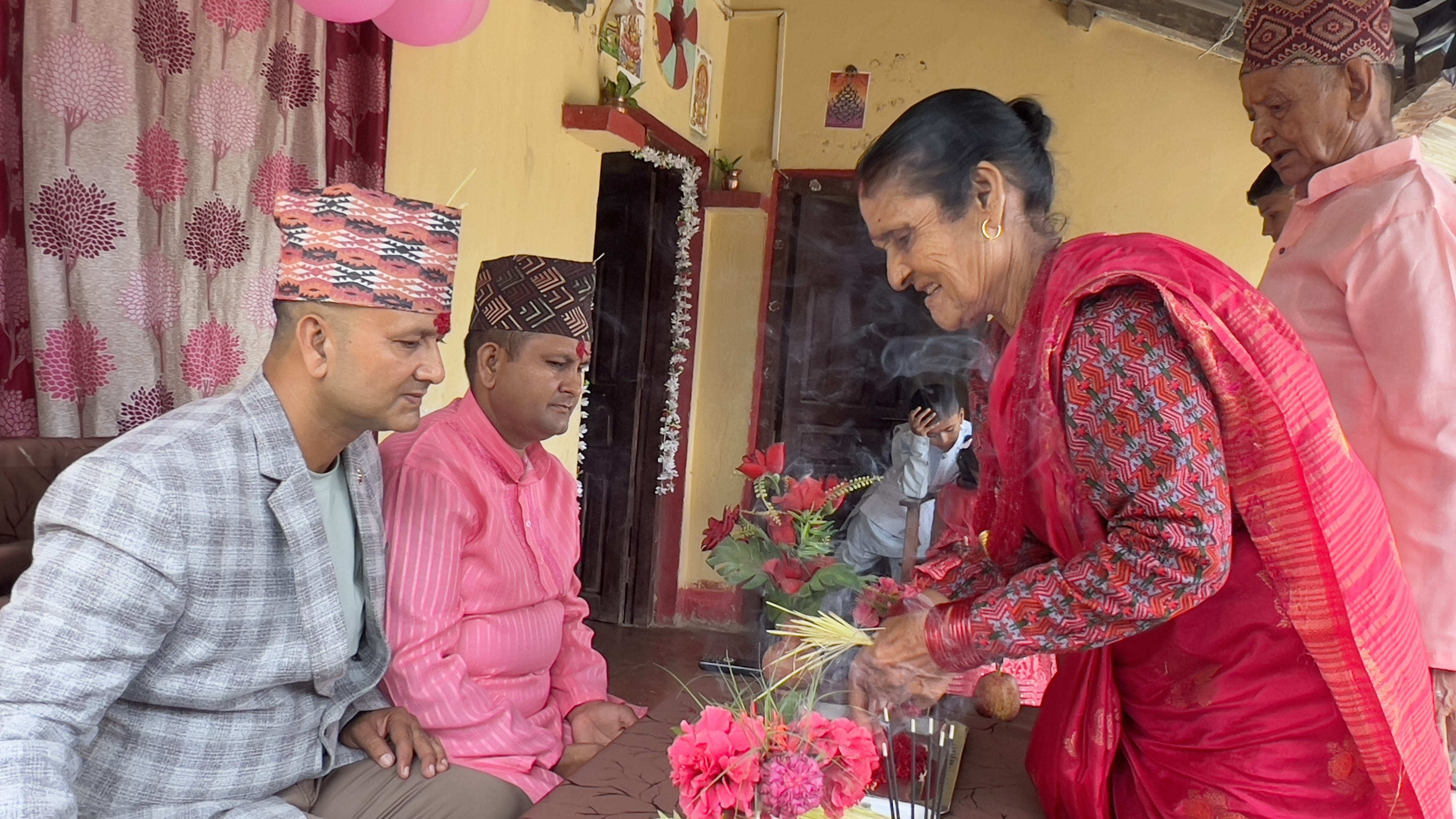 बडादसैँ टीकाको दोस्रो दिन, हिजो नभ्याउनेहरू आज आशीर्वाद थाप्दै