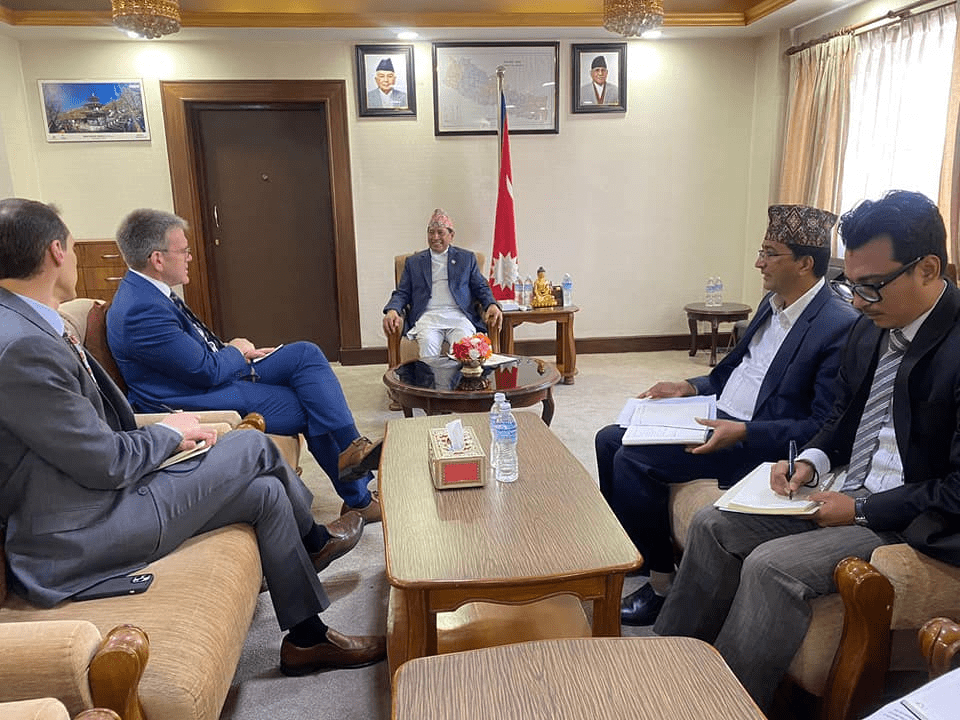 उपप्रधानमन्त्री श्रेष्ठ र राजदुत थम्पसनबीच शिष्टाचार भेट