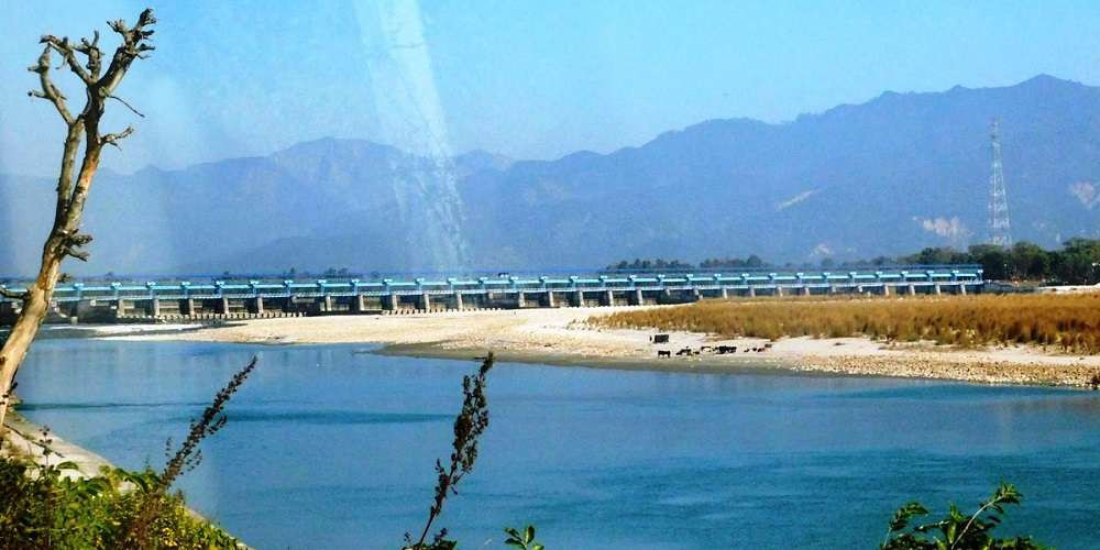 मलेरिया नदीको पुल निर्माणमा ढिलाइ, स्थानीयवासीलाई सास्ती