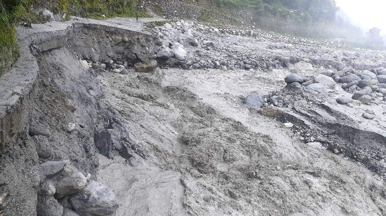 बाढीले सडक बगाउँदा जनजीवन कष्टकर