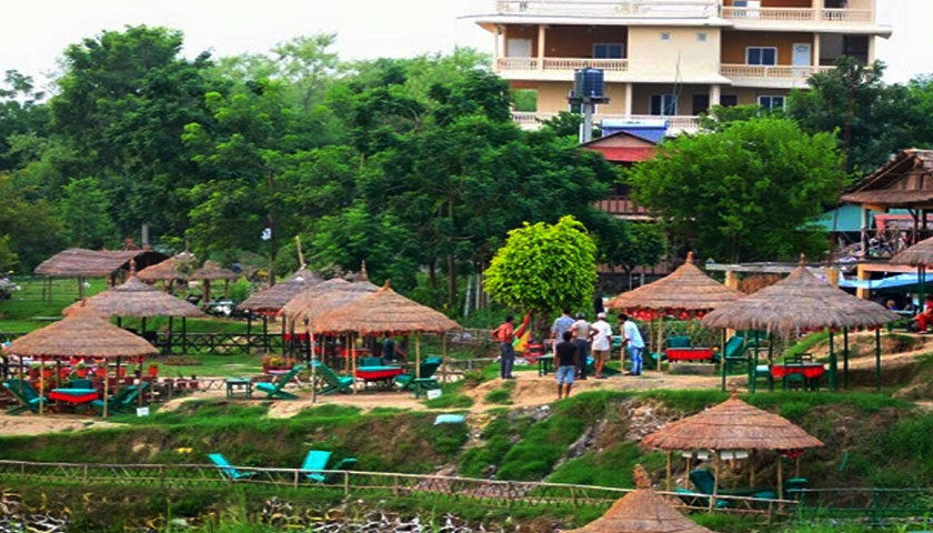 ‘अफ सिजन’मा  पर्यटक आएपछि सौराहाका व्यवसायी उत्साहित