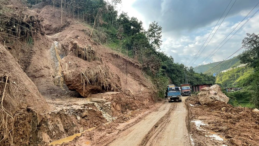 बाढीपहिरोका कारण प्रमुख पाँच राजमार्ग अवरुद्ध