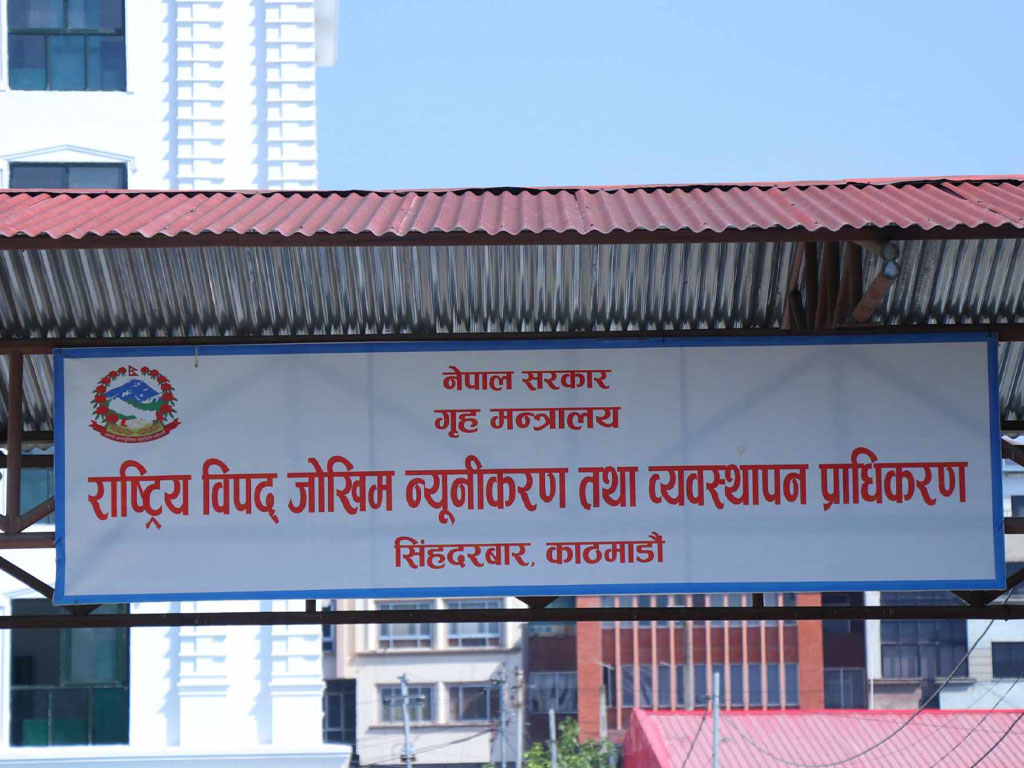 बाटोमै रोकिएका यात्रु सुरक्षित स्थानमा राख्न जिल्ला प्रशासन कार्यालयलाई प्राधिकरणको निर्देशन