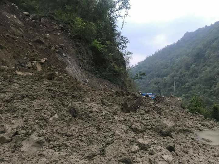 पहिरोमा परी मृत्यु भएका दुईको शव अस्पताल ल्याइयो
