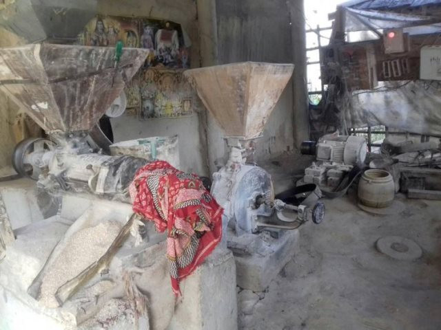 आमा समूहलाई कुटानी/पिसानी मिल र कुर्सी