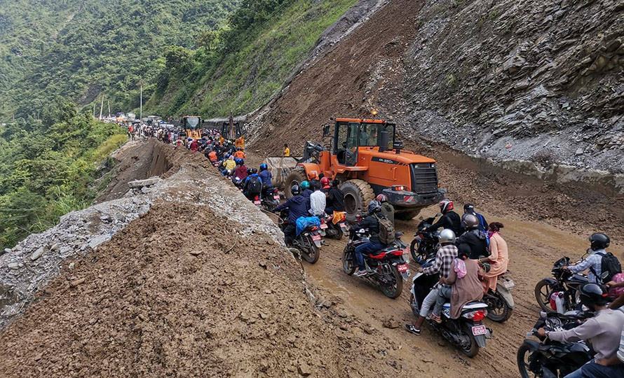 नारायणगढ मुग्लिन सडकखण्ड रातभर नखुल्ने