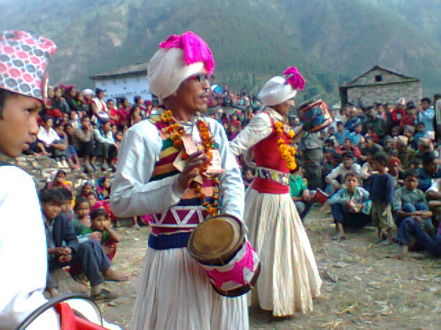 लोप हुँदै चैतलो र हुड्के नाच