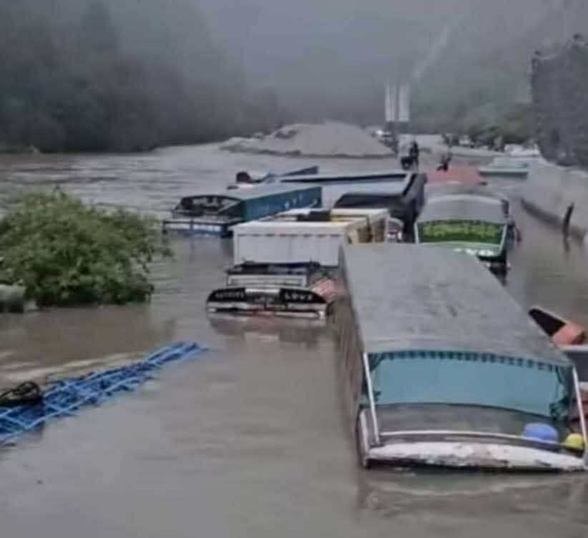 रसुवागढीमा २५ वटा कन्टेनर बगे, सयौँ व्यवसायीको अर्बौँको क्षति