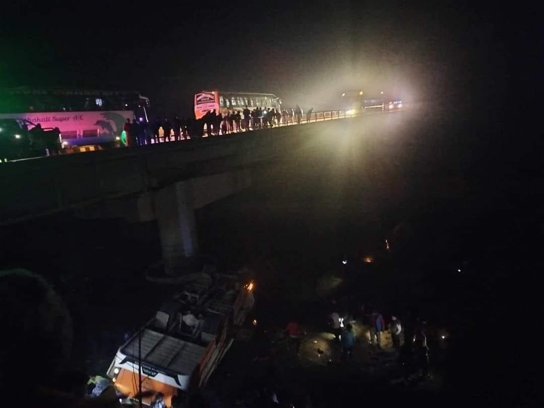 नेपालगञ्जबाट काठमाडौं जाँदै  गरेको बस राप्ती नदीमा खस्यो