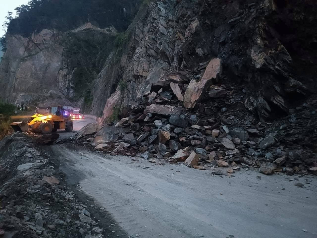 मुग्लिन–नारायणगढ सडकखण्डमा पहिरोका कारण सवारी आवागमन अवरुद्ध