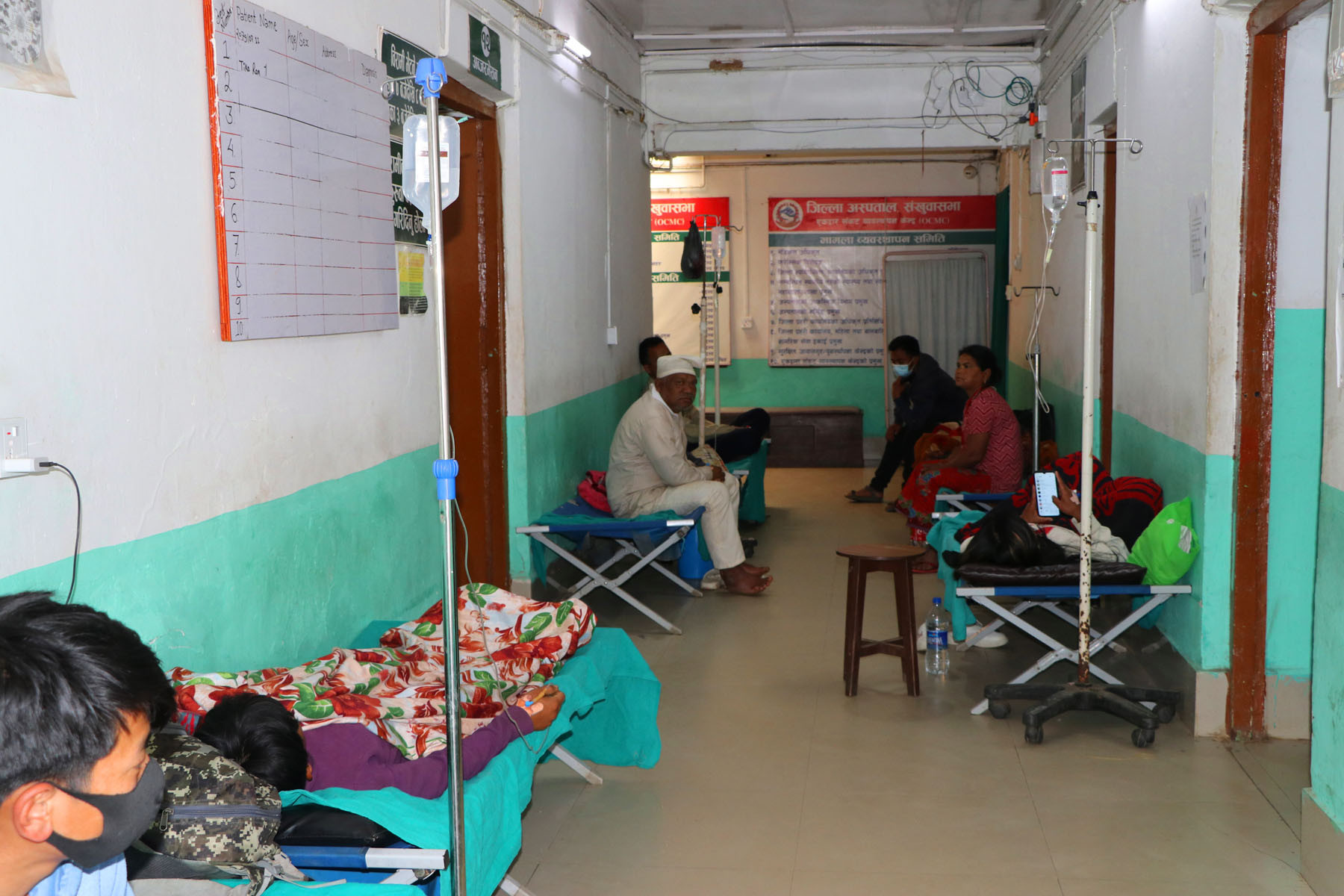 बेड अभावका कारण प्यासेजमा राखेर उपचार