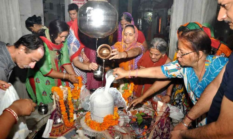 साउनको अन्तिम सोमबार देशभरका शिवालयमा बिहानैदेखि दर्शनार्थीको घुइँचो