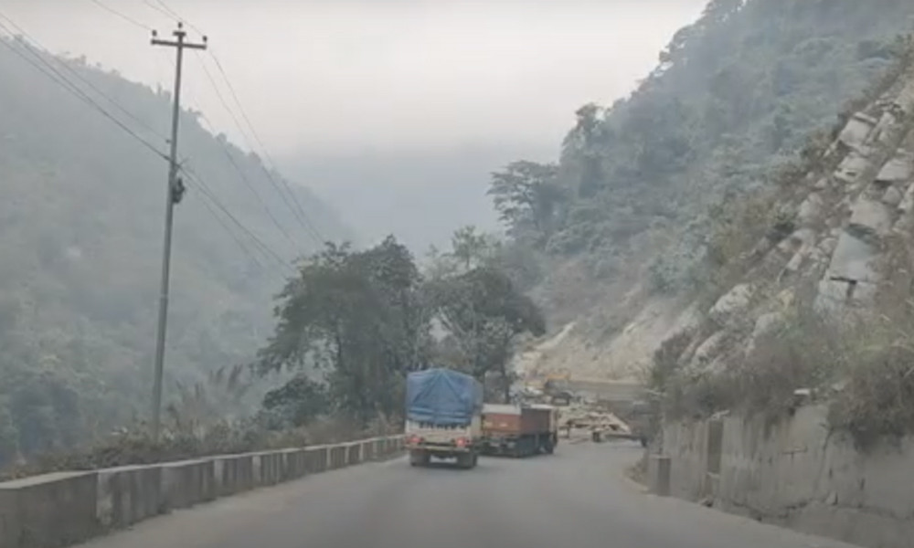 पहिरो पन्छाइएपछि नारायणगढ–मुग्लिन सडक दुईतर्फी सञ्चालनमा