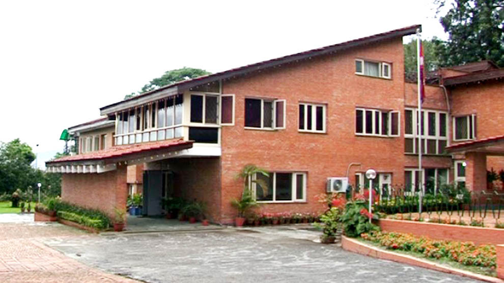 भैंसेपाटीस्थित सरकारी क्वाटरबाट हेलिकोप्टरमा निकालिएका मन्त्रीहरूलाई बालुवाटार लगियो