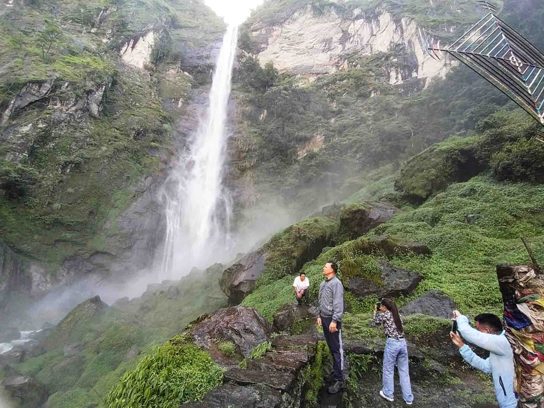 फुङफुङे झरनामा रमाउँदै आन्तरिक पर्यटक