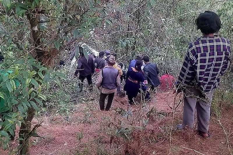 सिन्धुपाल्चोकको तौथलीमा जन्ती बोकेको बस दुर्घटना हुँदा ३ जनाको मृत्यु