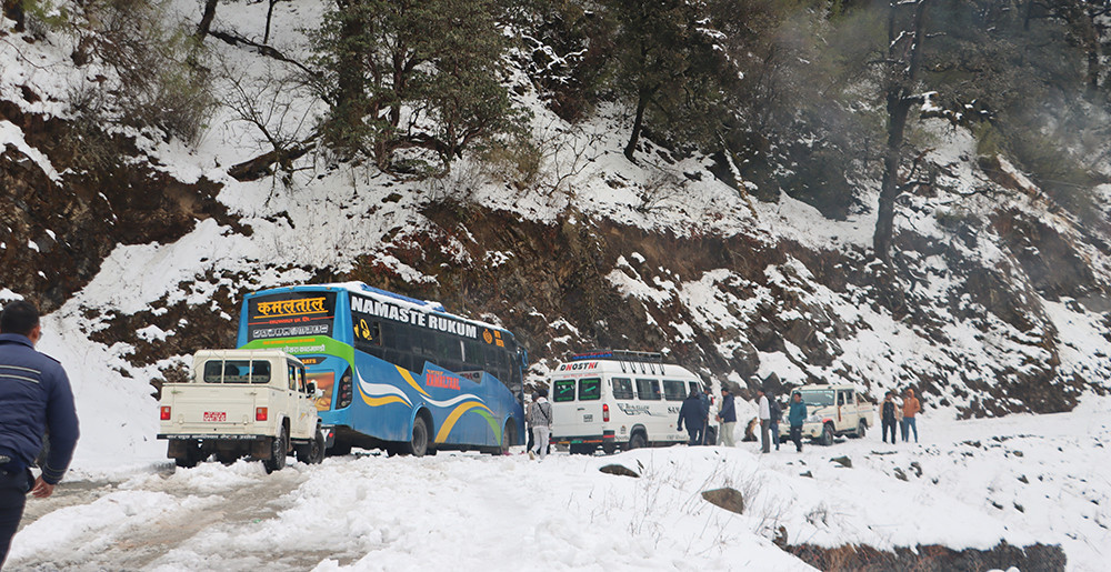 वर्षाका कारण रुकुमपूर्वमा मध्यपहाडी लोकमार्ग अवरुद्ध