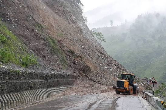 नागढुंगा–मुग्लिन सडक अवरुद्ध भए पनि काठमाडौंमा अत्यावश्यक सामग्री अभाव नहुने