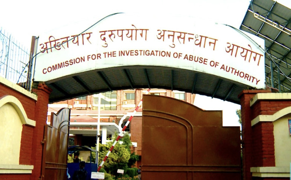 विमानस्थलमा अख्तियारकाे छापा : भन्सार अधिकृत न्यौपानेसहित तीन जना कर्मचारी घुससहित पक्राउ