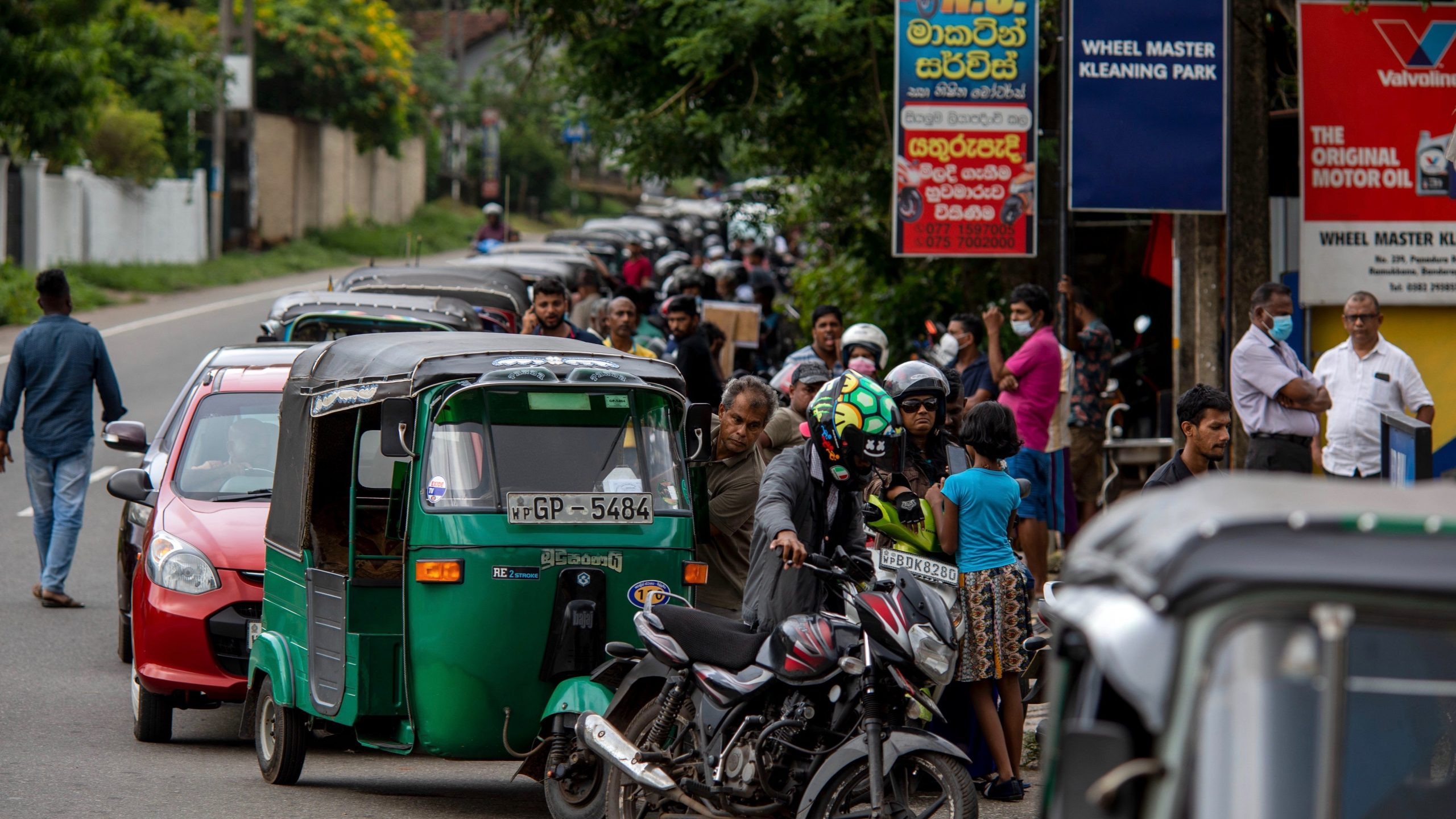 श्रीलंकामा मट्टितेलको मूल्य लिटरको ३०५ रूपैँया