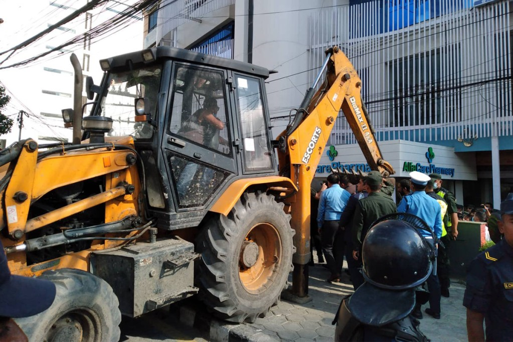 सार्वजनिक जग्गा मिचेर बनाइएका संरचना हटाइए