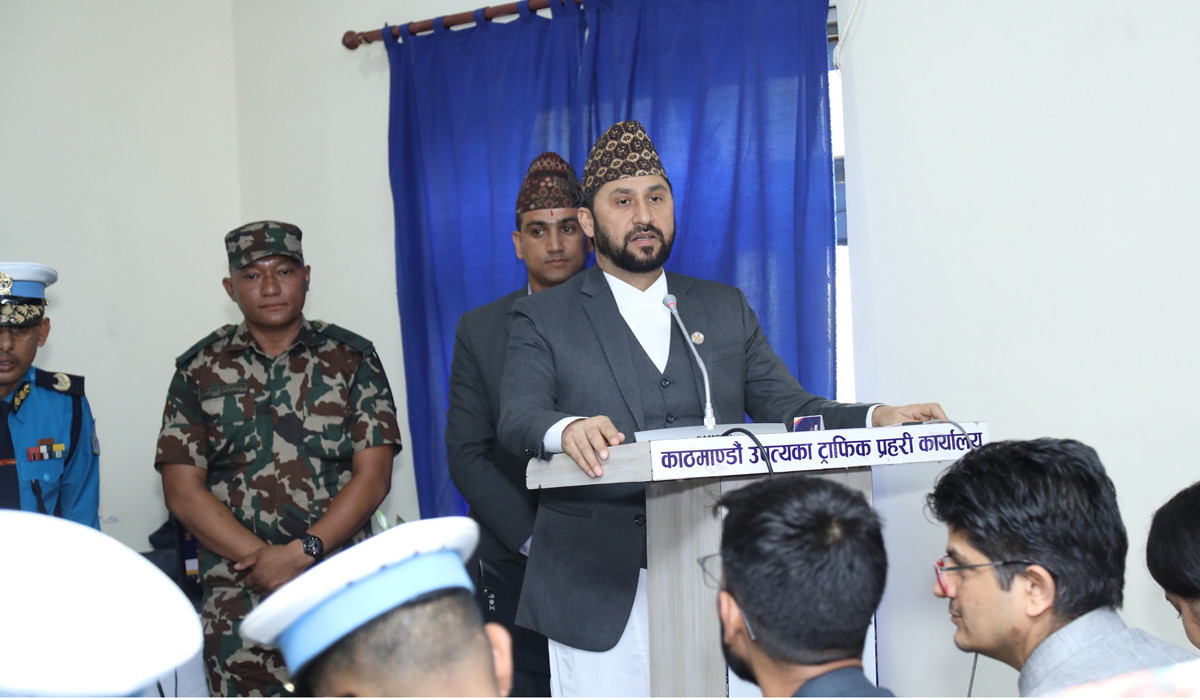 बर्दी लगाएकाहरूलाई देख्दा जनताले आफ्नै ठानून् : ट्राफिक प्रहरीलाई गृहमन्त्री लामिछानेको निर्देशन