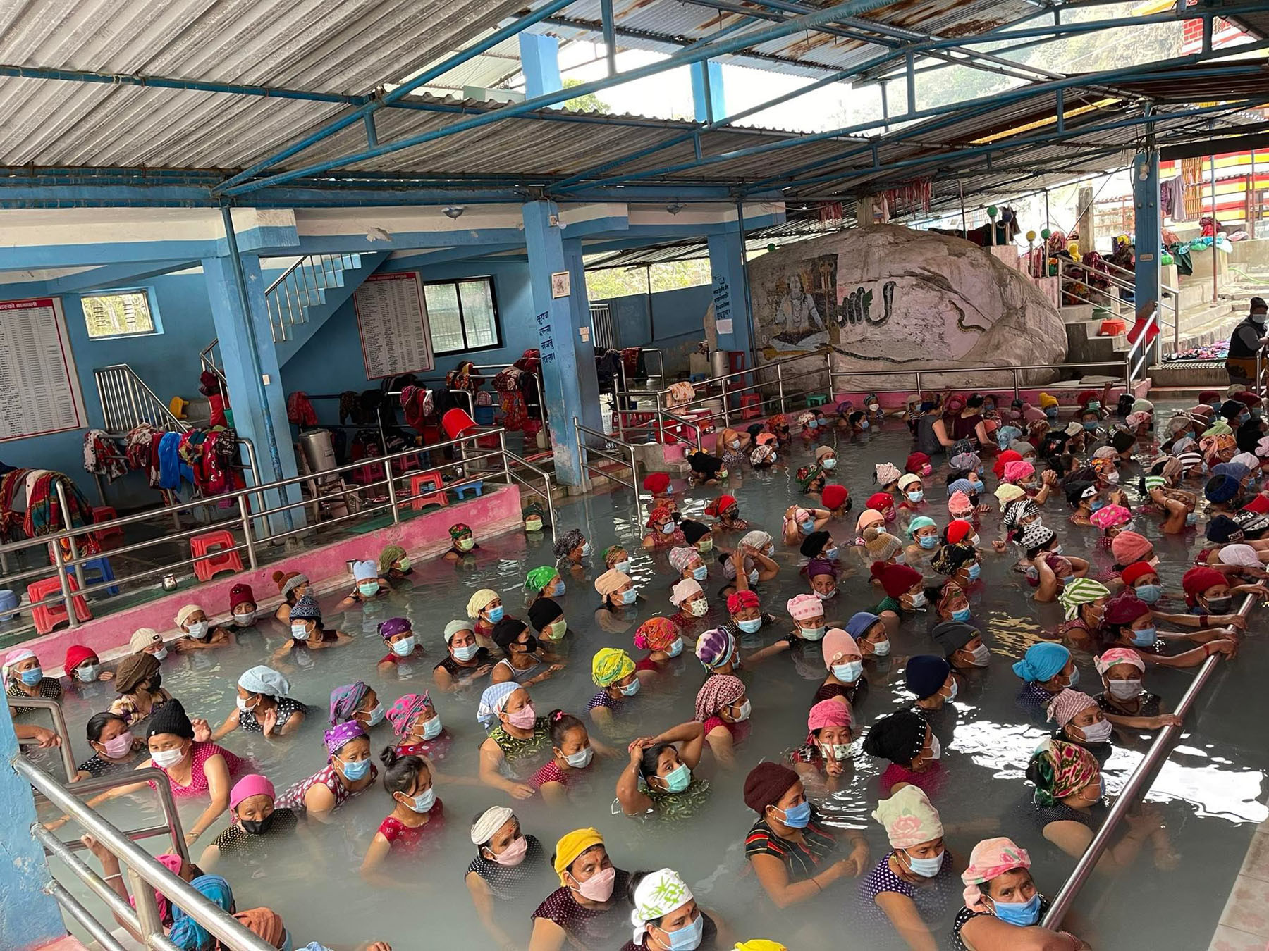 कुण्डमा डुबेर उपचार सेवा लिँदै बिरामी