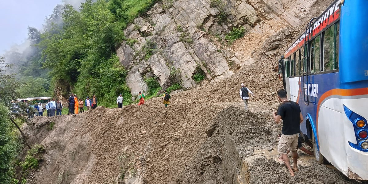 पहिरोका कारण महाकाली राजमार्ग अवरुद्ध