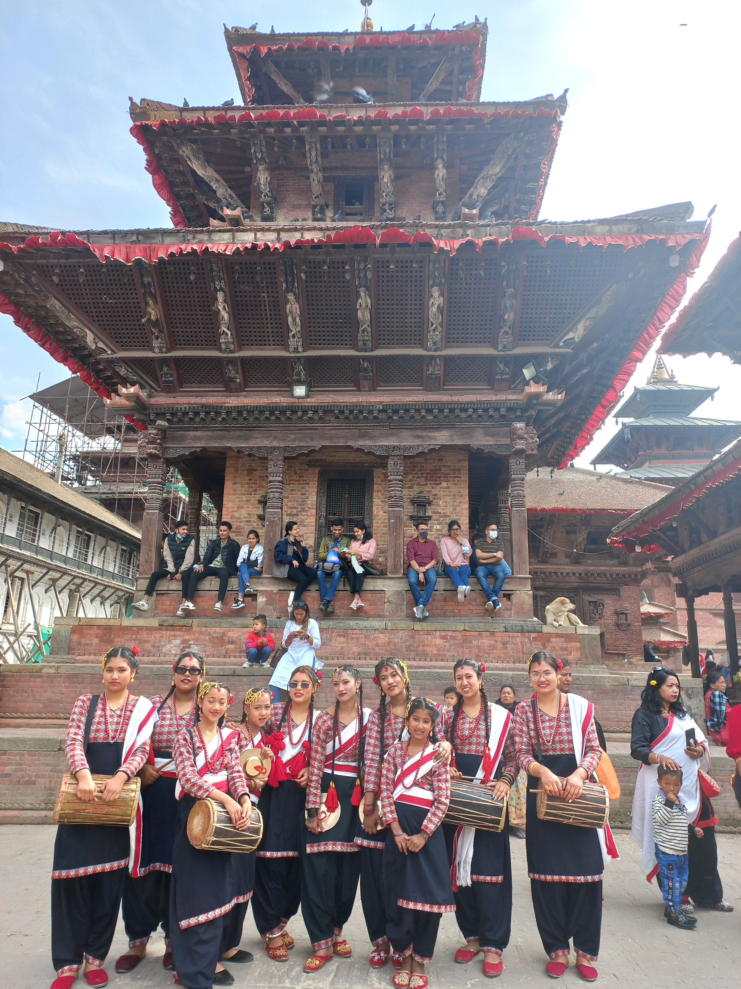 मौलिक वेषभुषामा युवती