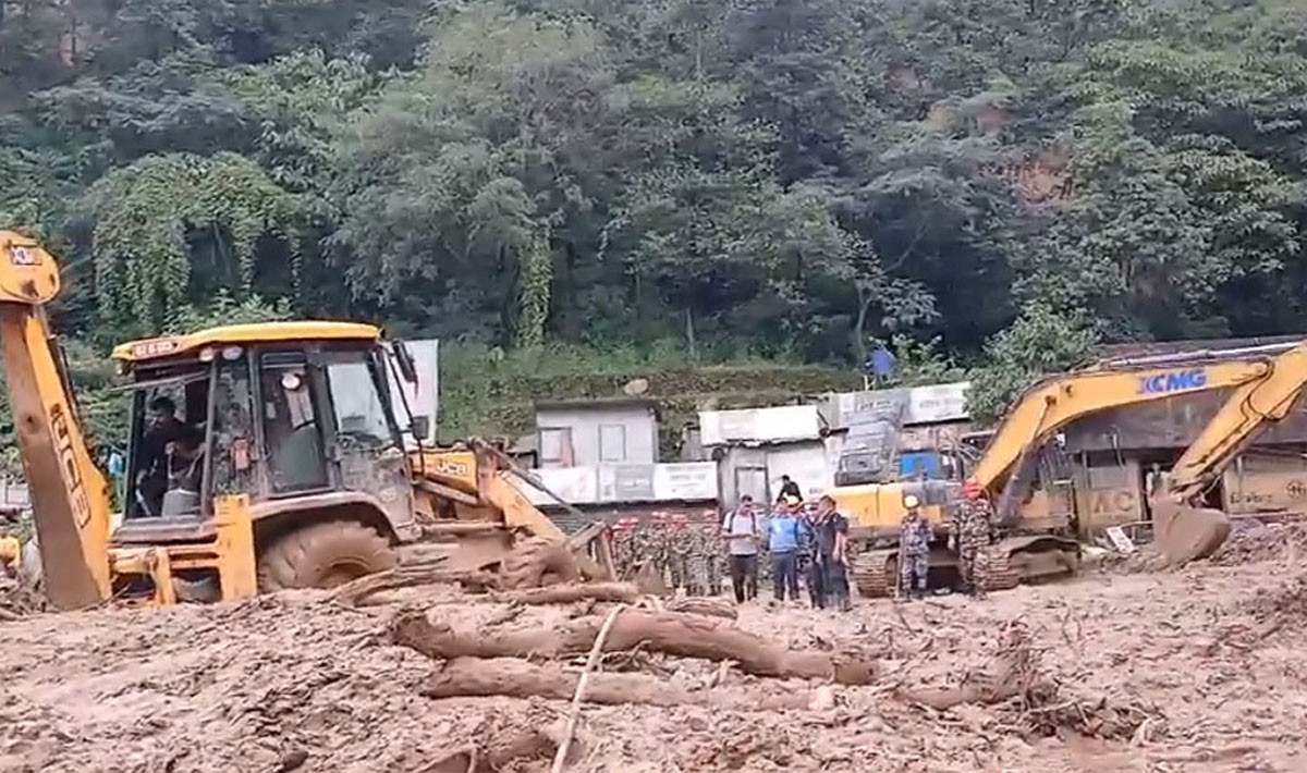 झ्याप्ले खोला पहिरोमा पुरिएका तीनवटा गाडी भेटिए, २९ यात्रुको शव निकालियो