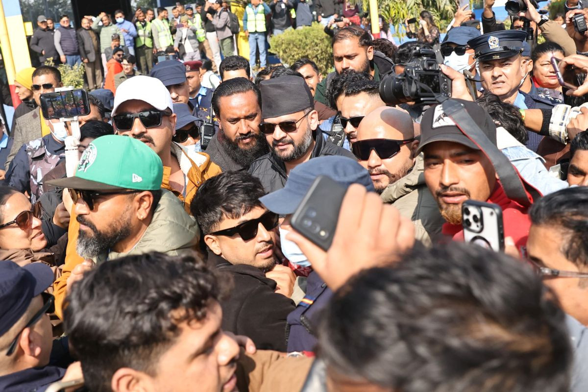 नेपालगन्जमा बालेनलाई स्वागत गर्नेको भीड